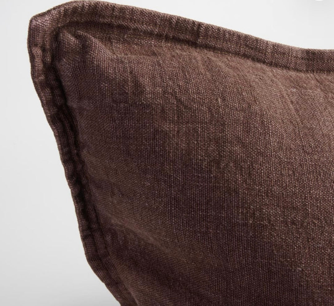 LUCA LINEN CUSHION - CHOCOLATE - FILLED CUSHION / 50x50cm