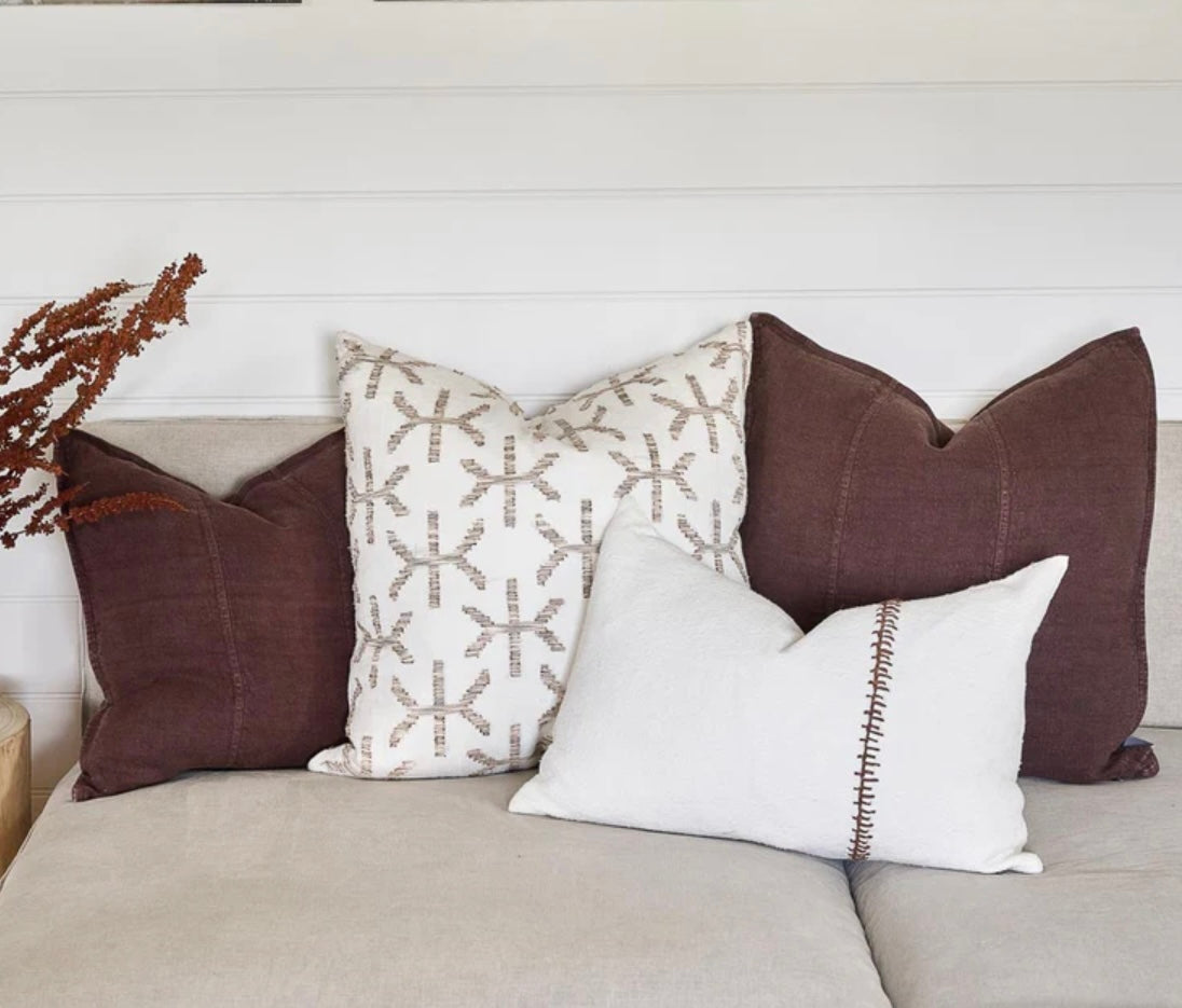 LUCA LINEN CUSHION - CHOCOLATE - FILLED CUSHION / 50x50cm