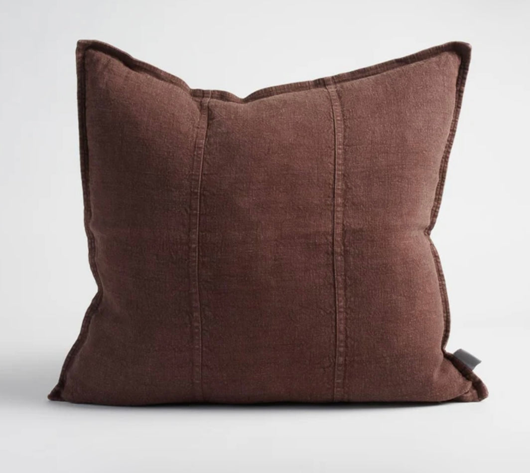 LUCA LINEN CUSHION - CHOCOLATE - FILLED CUSHION / 50x50cm