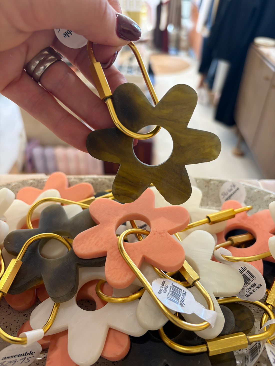 KIP RESIN FLOWER KEY RING - PESTO